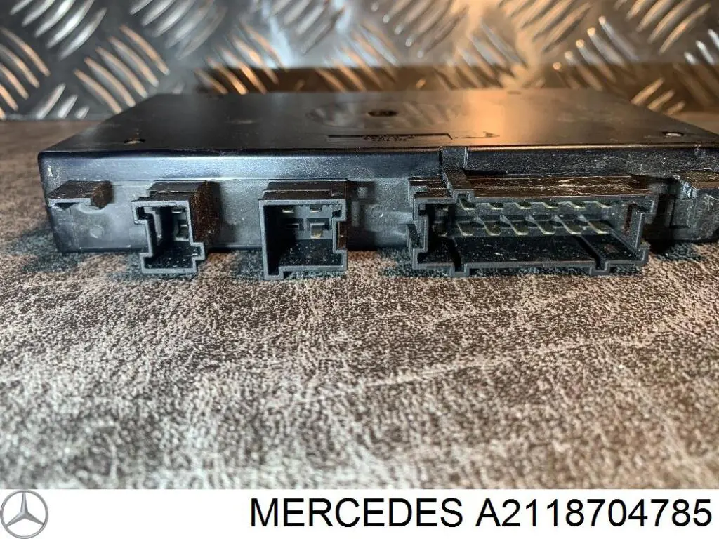 Fotel przedni lewy Mercedes A2118704785 cena, od 83,43 USD