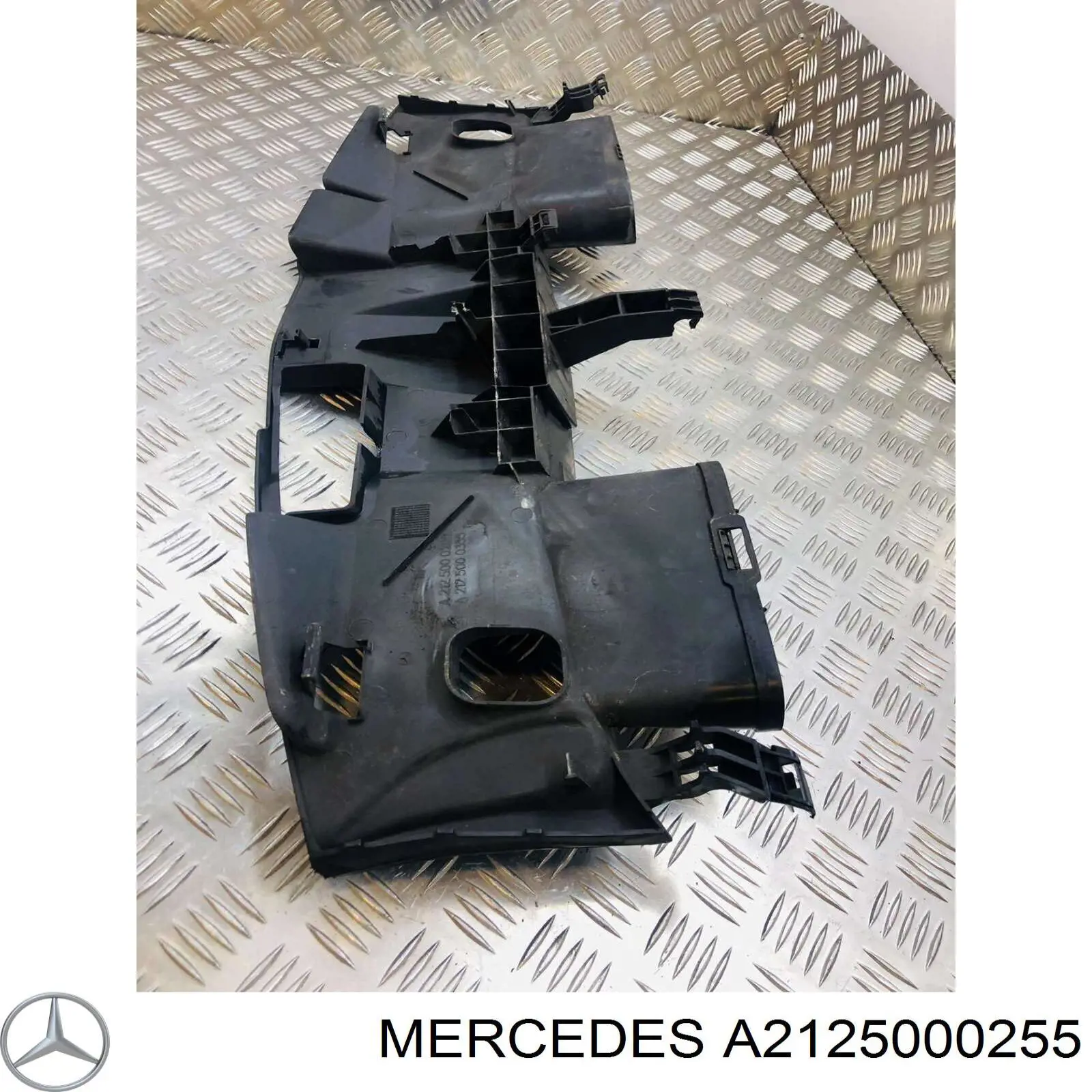 Nakładka panelu przedniego (osłony chłodnicy) górna Mercedes A2125000255 cena, od 32,52 USD