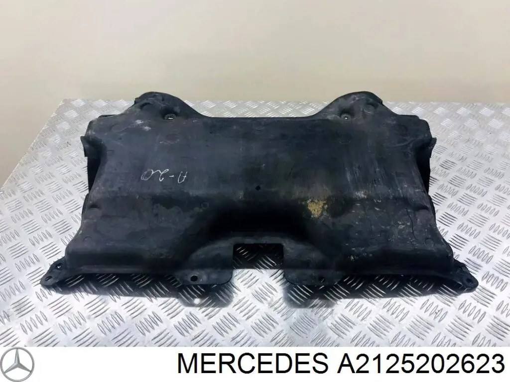 Wygluszenie maski Mercedes A2125202623 cena, od 54,74 USD