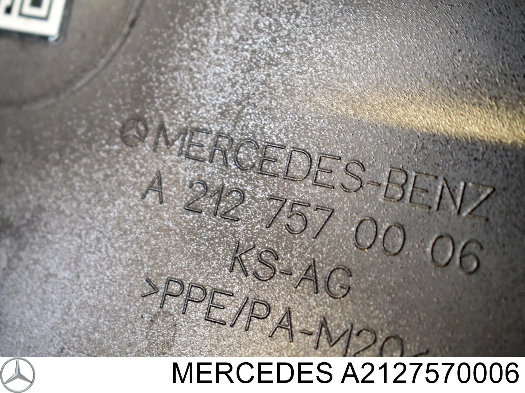 Do koszyka Klapka wlewu paliwa Mercedes E  W212