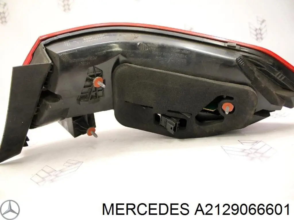 Lampa zespolona tylna lewa zewnętrzna Mercedes A2129066601 cena, od 143,02 USD