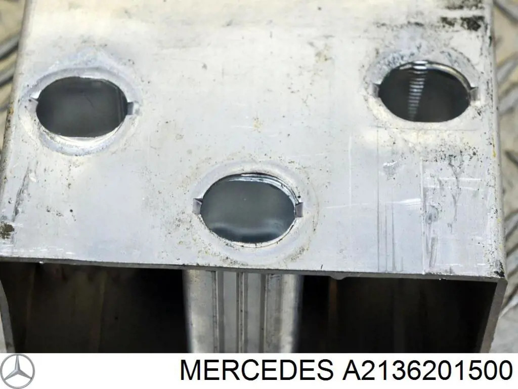 Do koszyka A2136201500 Mercedes Wspornik wzmocnienia zderzaka przedniego