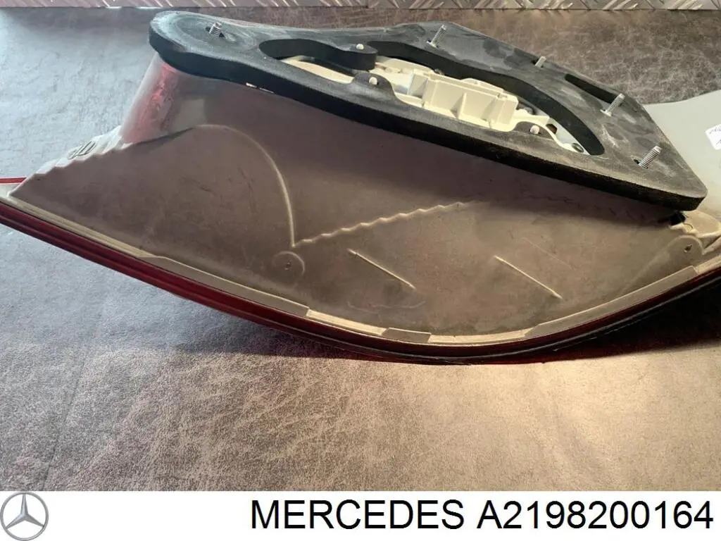 Lampa zespolona tylna lewa Mercedes A2198200164 cena, od 280,92 USD