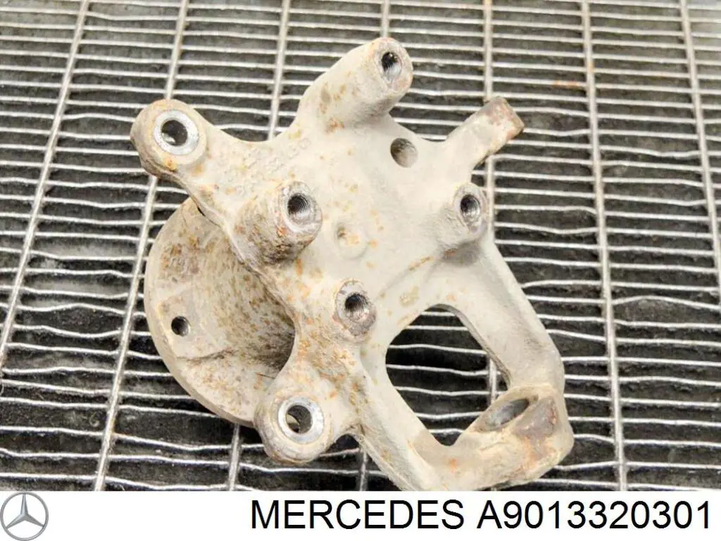 A9013320301 Mercedes Czop (zwrotnica) przedni lewy