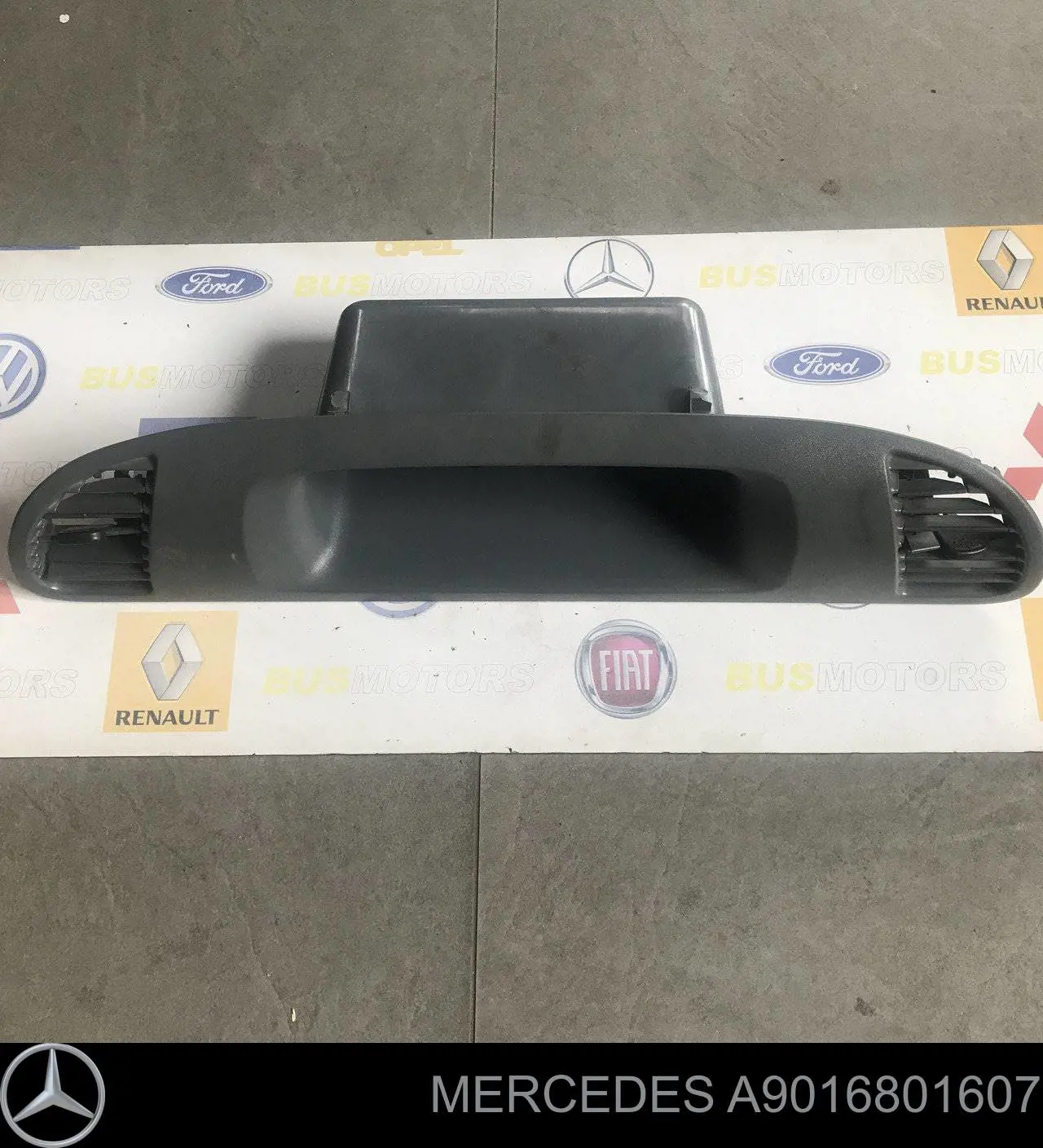 A9016801607 Mercedes Listwa ochronna (nakładka) na desce rozdzielczej "torpedo" prawa