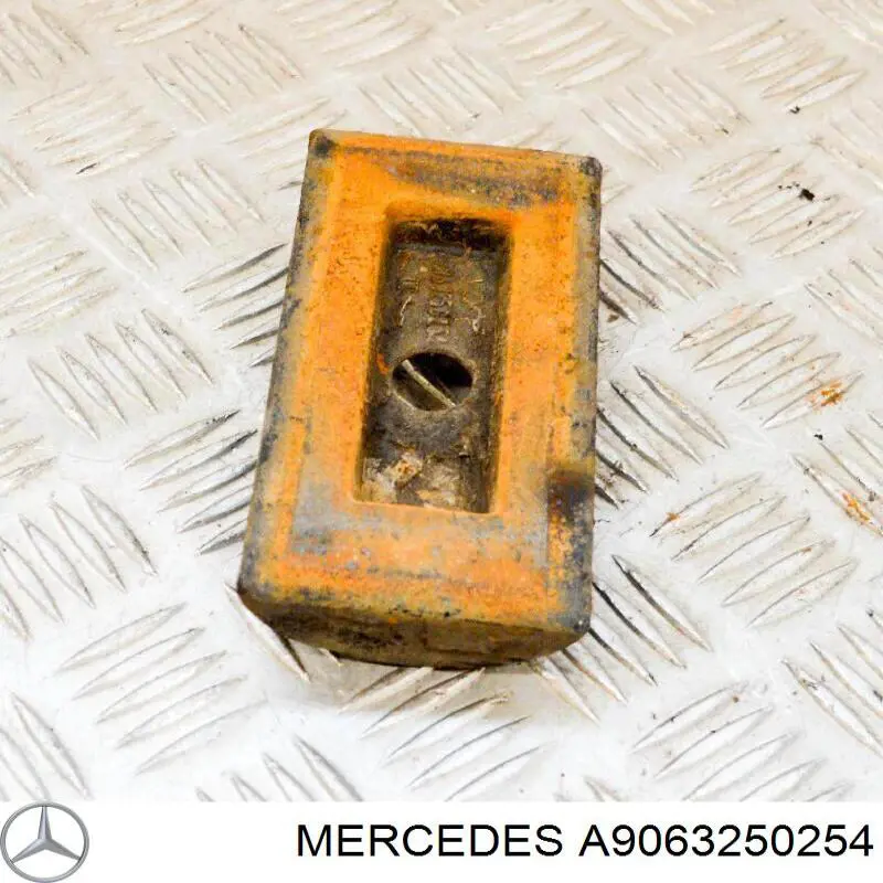Do koszyka A9063250254 Mercedes Podkładka strzemienia (jarzma) resoru tylnego = dwie nazwy