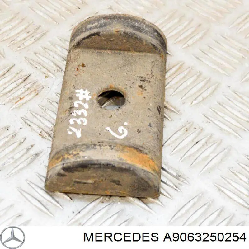 Podkładka strzemienia (jarzma) resoru tylnego = dwie nazwy Mercedes A9063250254 cena, od 62,75 USD