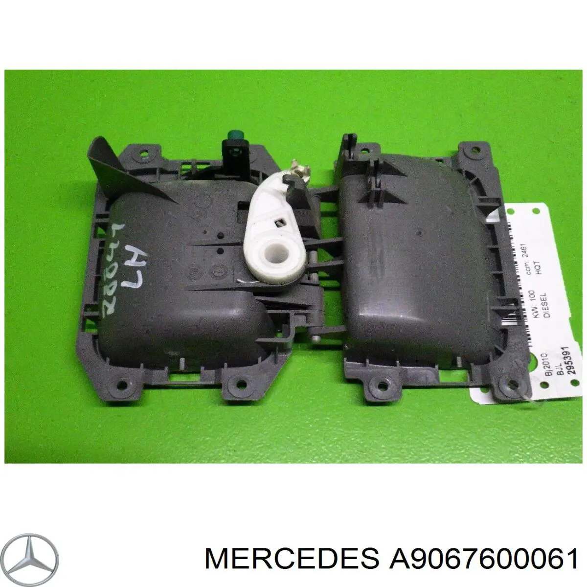Klamka drzwi tylnych (skrzydłowych) prawa wewnętrzna Mercedes A9067600061 cena, od 40,86 USD