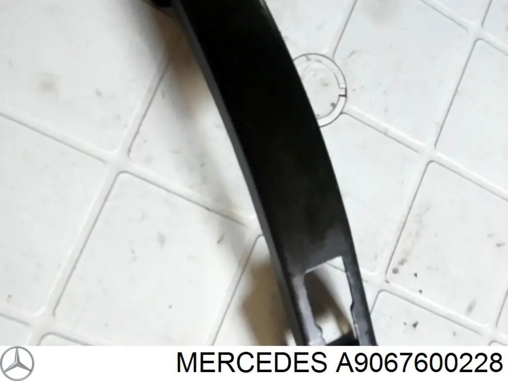 A9067600228 Mercedes Ogranicznik drzwi bagażnika (van)