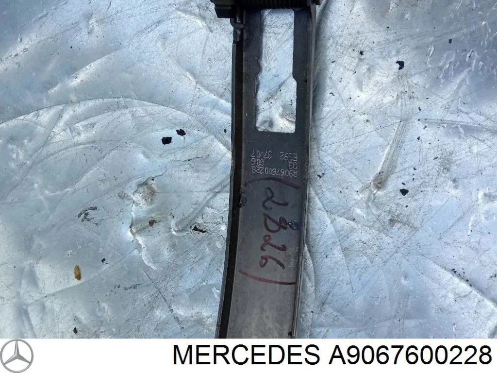 Ogranicznik drzwi bagażnika (van) Mercedes A9067600228 cena, od 31,51 USD
