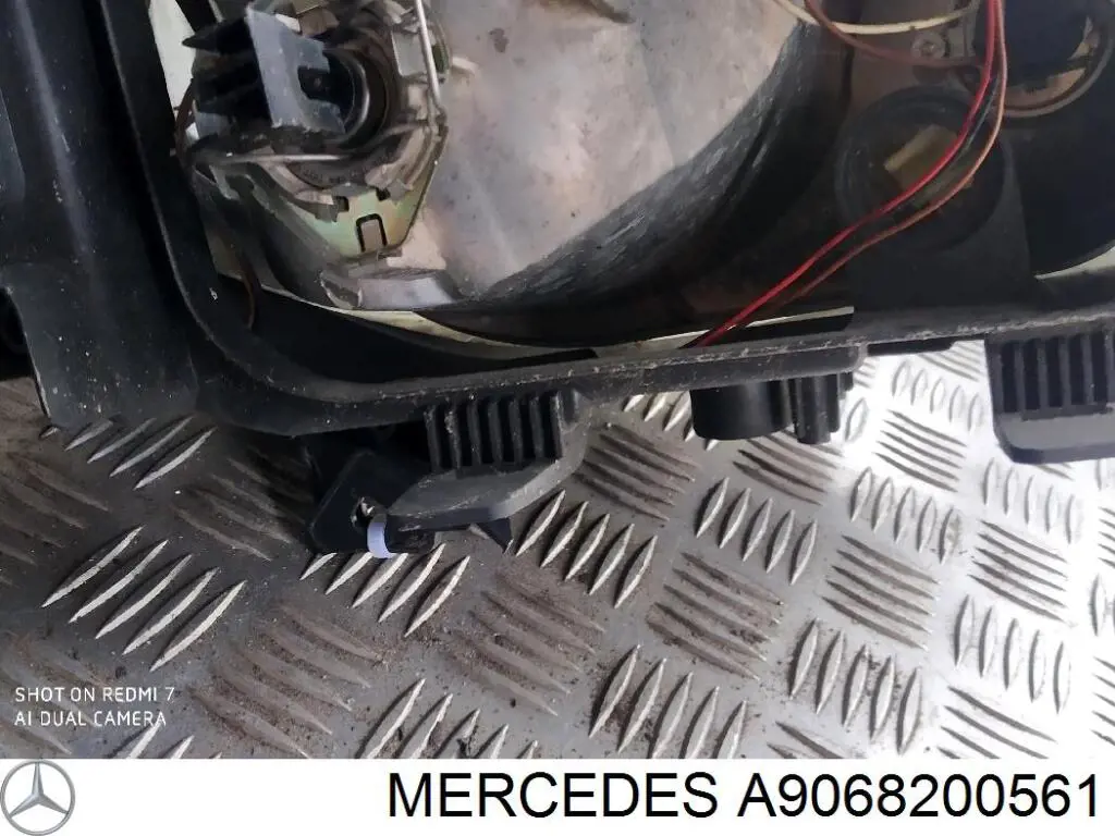 Reflektor lewy A9068200561 Mercedes