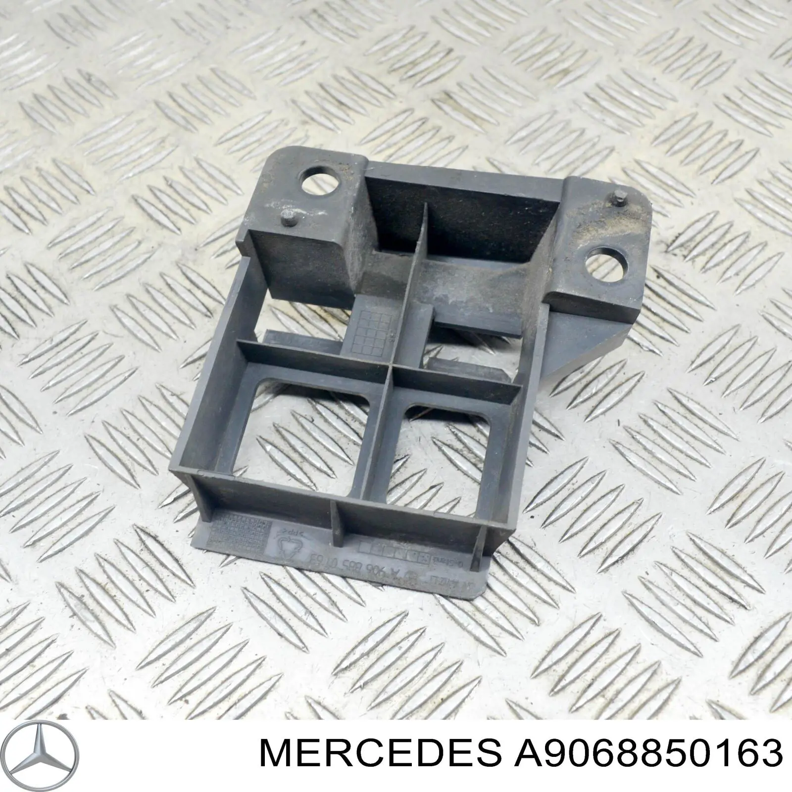 Wspornik zderzaka przedniego lewy Mercedes A9068850163 cena, od 11,84 USD