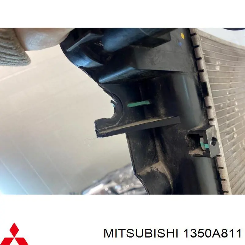 Do koszyka 1350A807 Mitsubishi Chłodnica silnika
