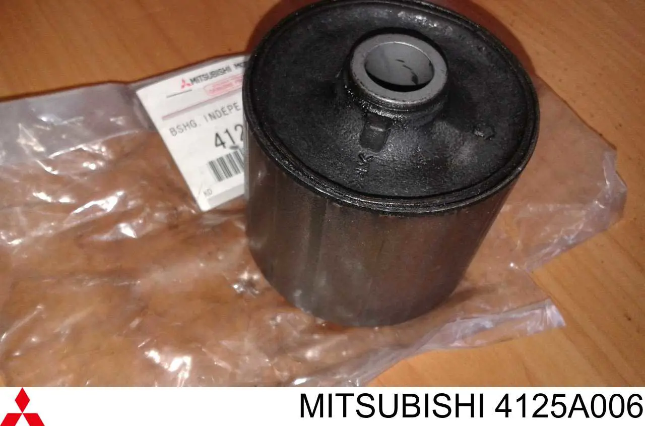 4125A006 Mitsubishi Silentblock wahacza podłużnego tylnego dolnego