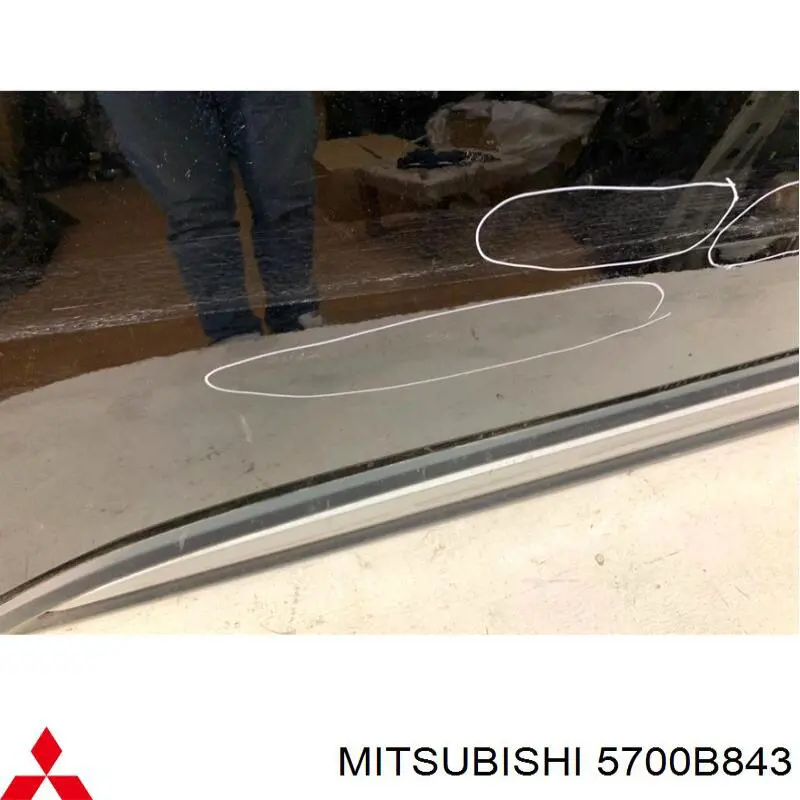 5700B843 Mitsubishi Drzwi przednie lewe
