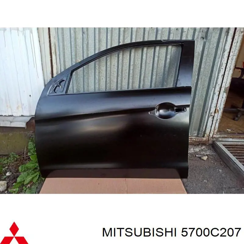 5700C207 Mitsubishi Drzwi przednie lewe