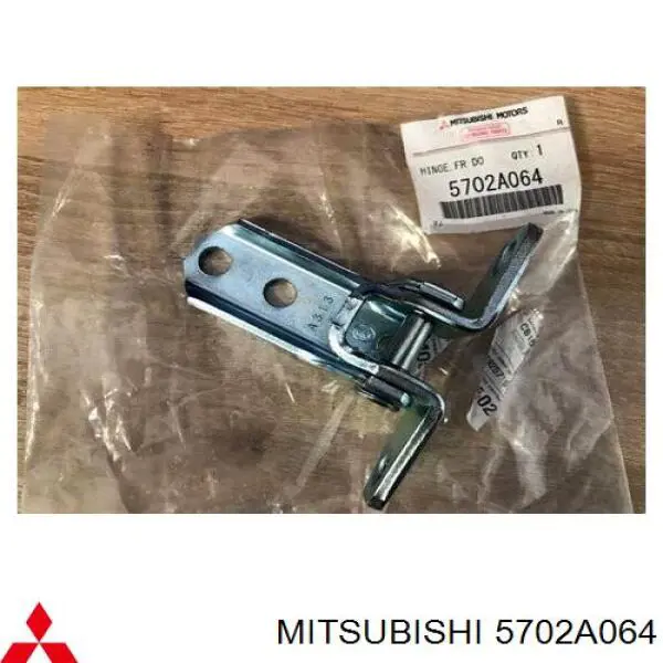 5702A064 Mitsubishi Zawias drzwi przednich lewych