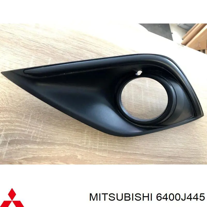 Obrzeże lampy przeciwmgielnej lewej 6400J445 Mitsubishi