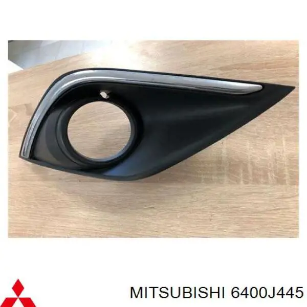6400J445 Mitsubishi Obrzeże lampy przeciwmgielnej lewej