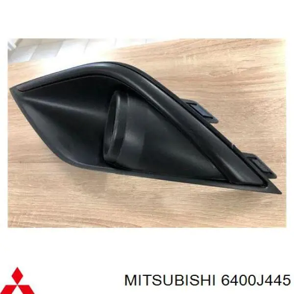 Obrzeże lampy przeciwmgielnej lewej 6400J445 Mitsubishi