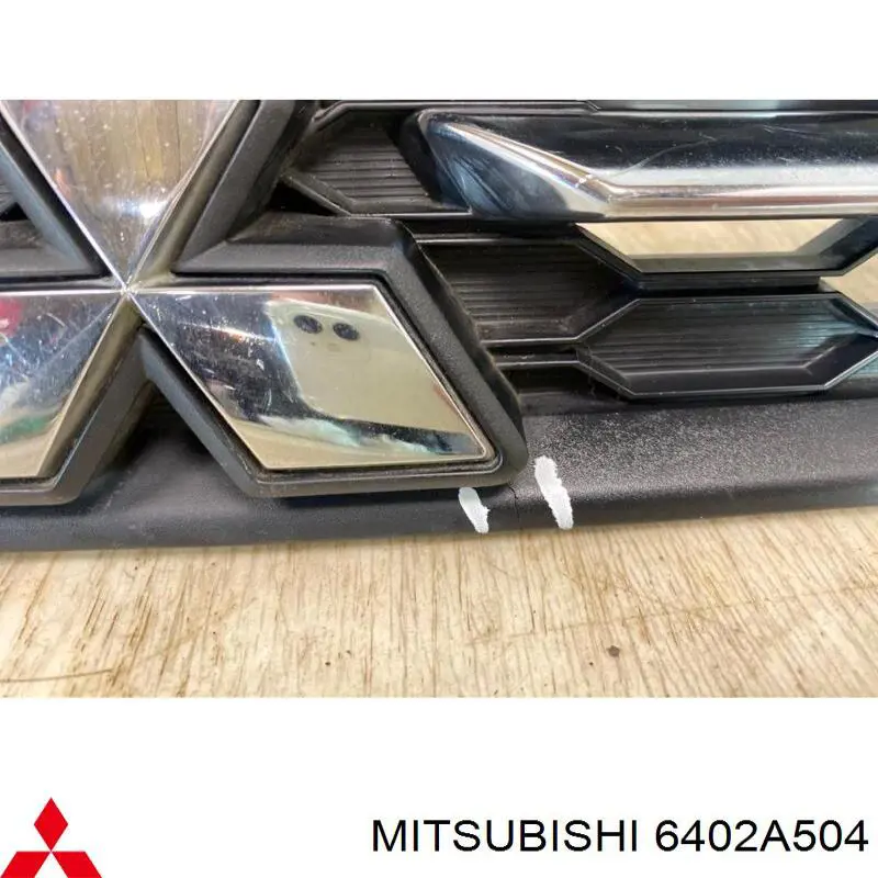 Kratka zderzaka przedniego górna Mitsubishi 6402A504