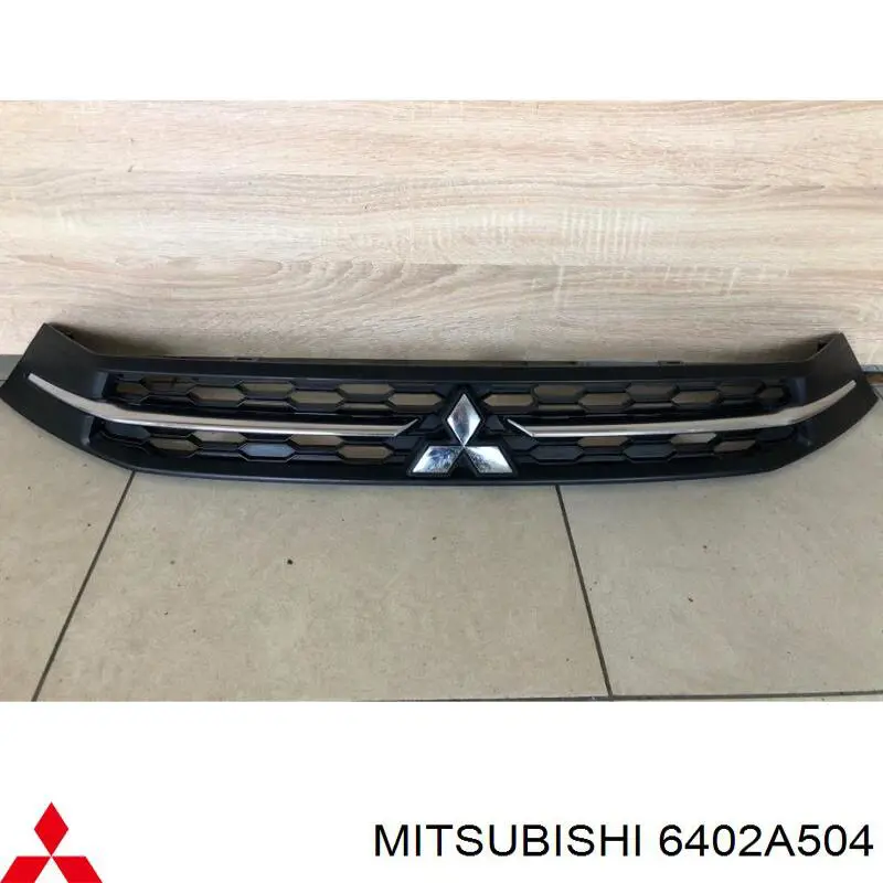 6402A504 Mitsubishi Kratka zderzaka przedniego górna