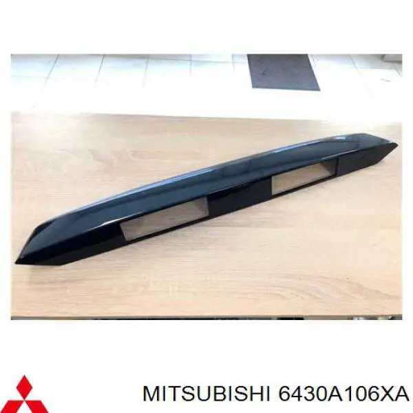 6430A106XA Mitsubishi Obudowa lampki odświetlenia tablicy rejestracyjnej