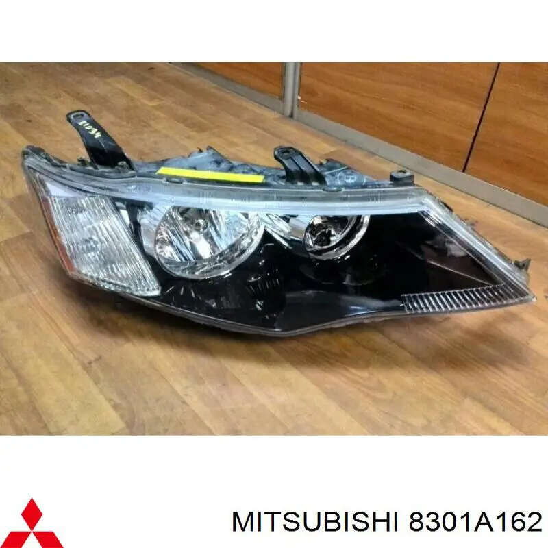 8301A162 Mitsubishi Reflektor prawy