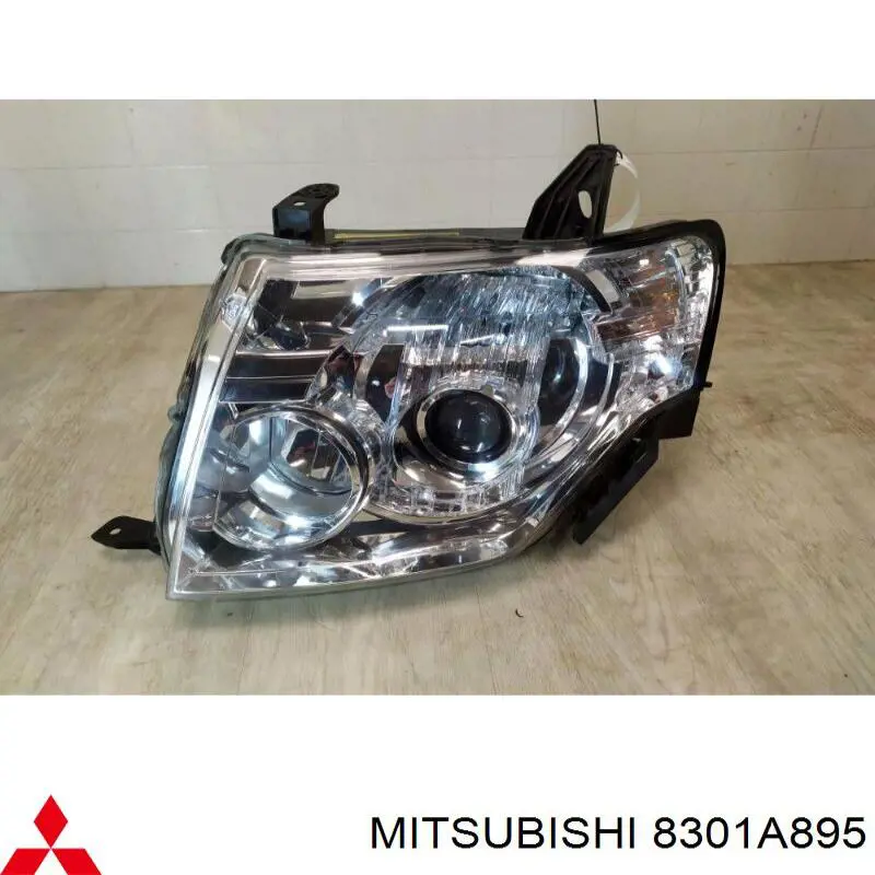 8301A895 Mitsubishi Reflektor lewy