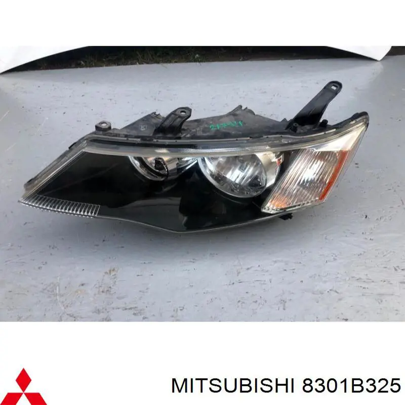 8301B325 Mitsubishi Reflektor lewy