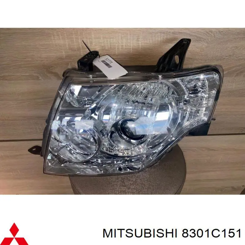 Reflektor lewy 8301C151 Mitsubishi