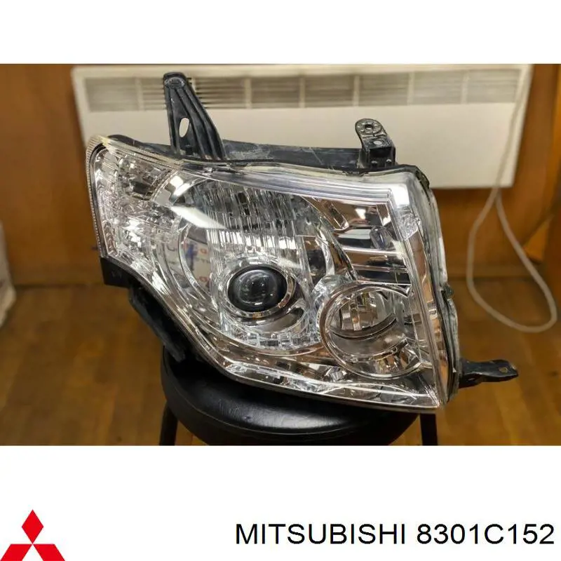 Reflektor prawy 8301C152 Mitsubishi