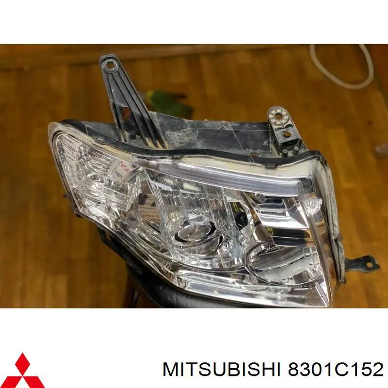 Do koszyka 8301C152 Mitsubishi Reflektor prawy