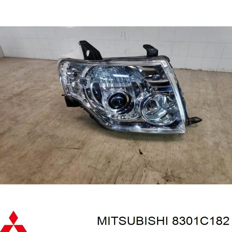 Do koszyka 8301C182 Mitsubishi Reflektor prawy