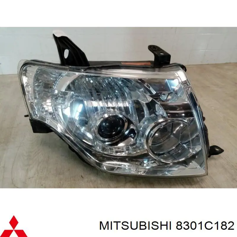 8301C182 Mitsubishi Reflektor prawy