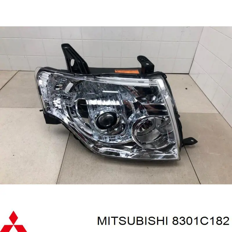 8301C182 Mitsubishi Reflektor prawy