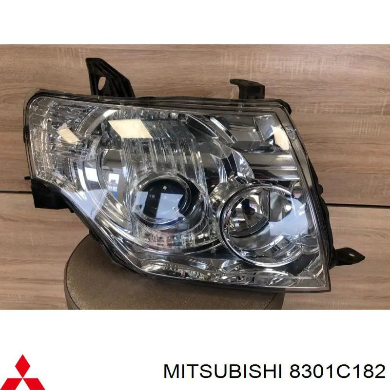 Reflektor prawy 8301C182 Mitsubishi