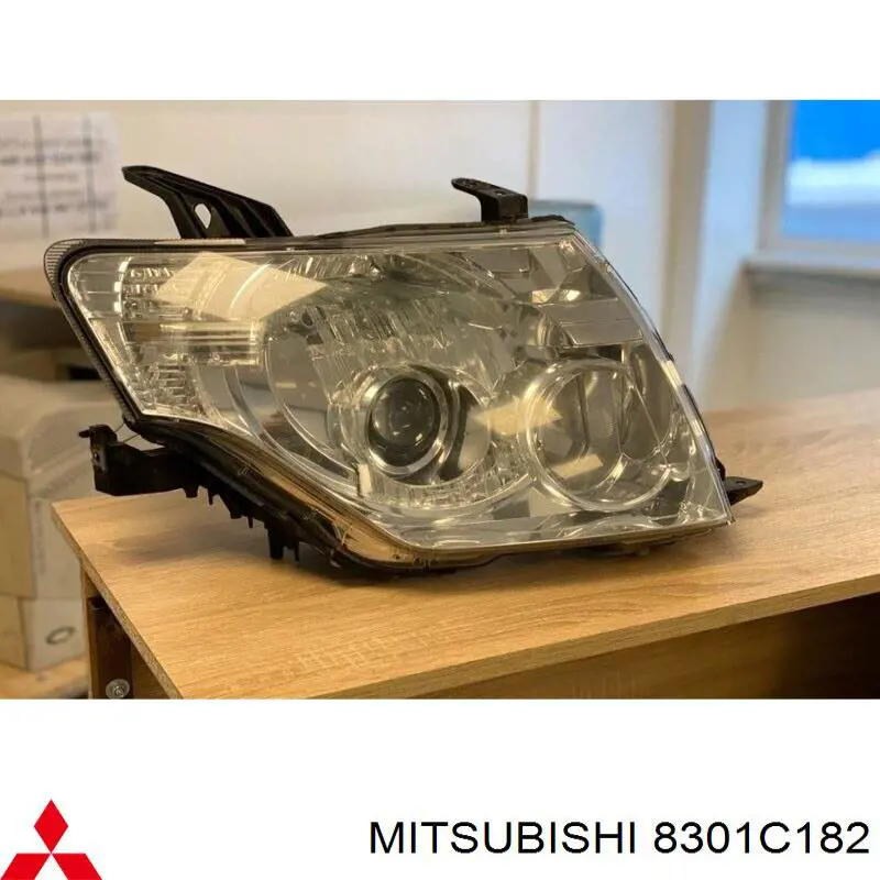 Reflektor prawy Mitsubishi 8301C182 cena, od 347,85 USD