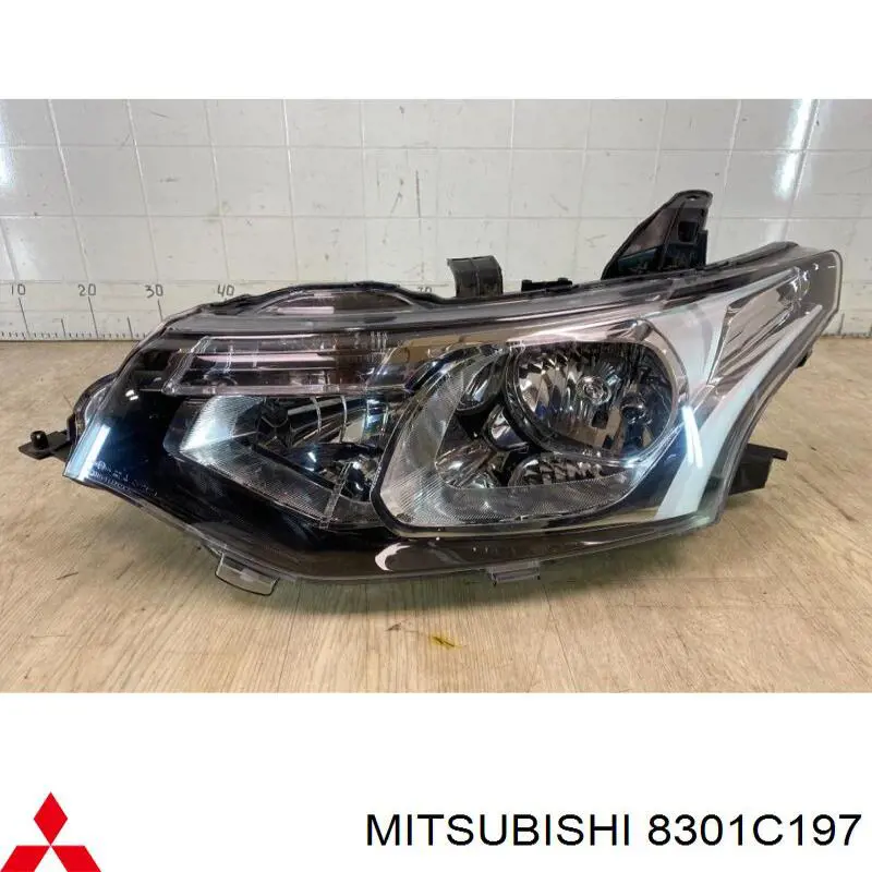 8301C197 Mitsubishi Reflektor lewy