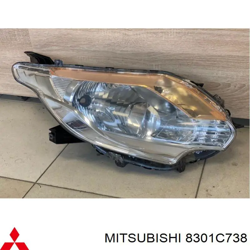 8301C738 Mitsubishi Reflektor prawy