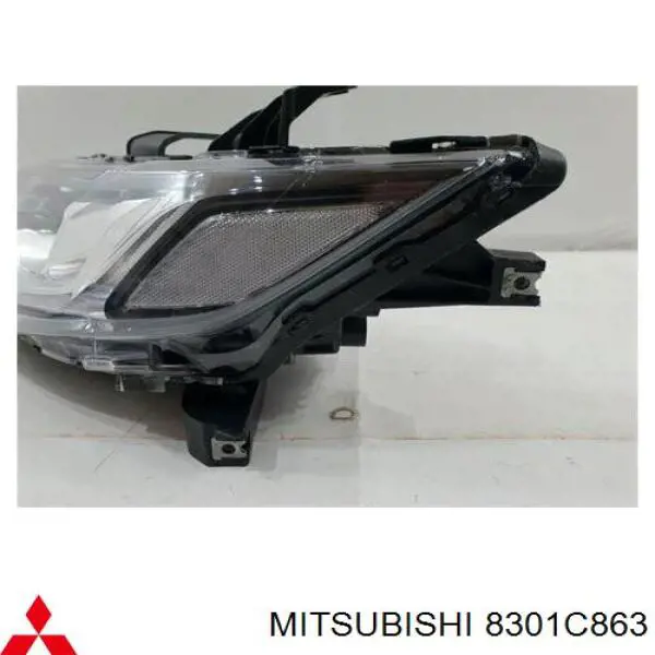 Do koszyka 8301C863 Mitsubishi Reflektor lewy