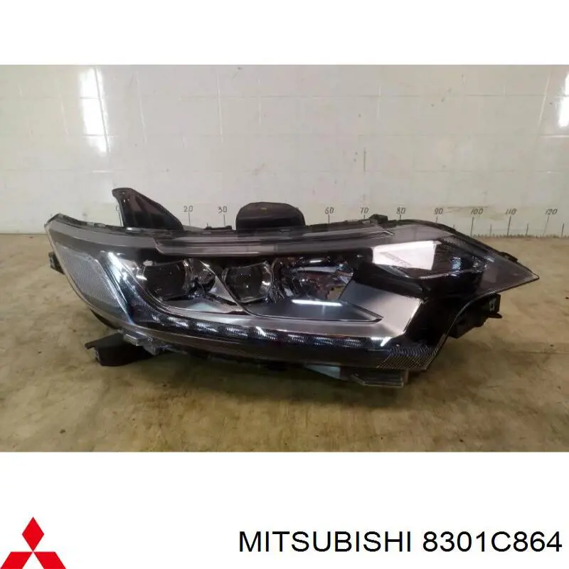 8301C864 Mitsubishi Reflektor prawy