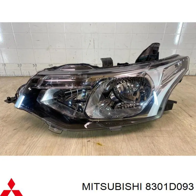 Do koszyka 20F898052B TYC Reflektor lewy