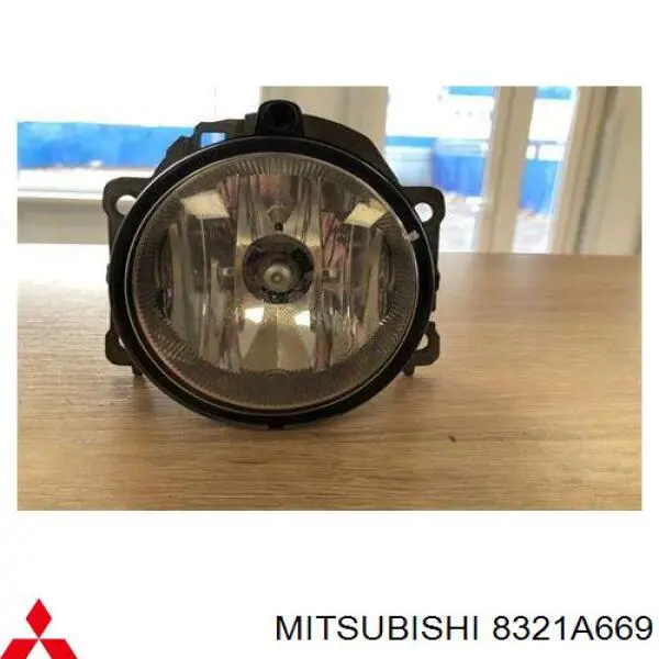 8321A669 Mitsubishi Lampa przeciwmgielna lewa/prawa