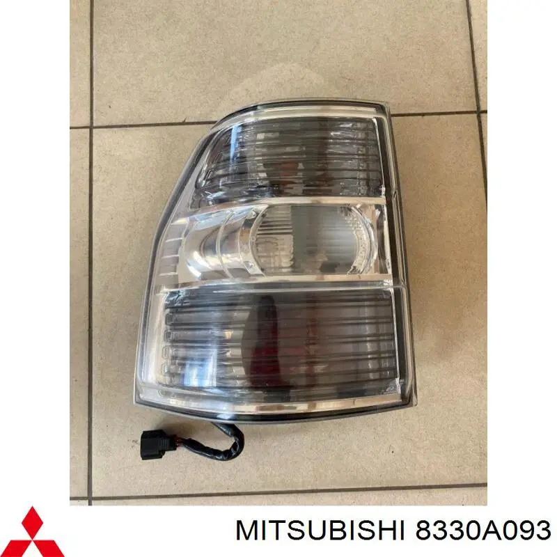 Do koszyka 8330A093 Mitsubishi Lampa zespolona tylna lewa