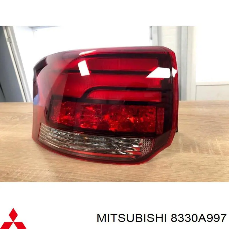 Do koszyka 8330A997 Mitsubishi Lampa zespolona tylna lewa zewnętrzna