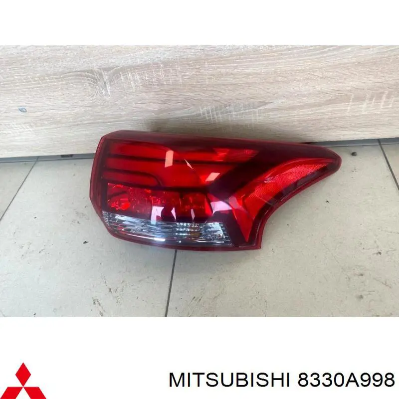 8330A998 Mitsubishi Lampa zespolona tylna prawa zewnętrzna