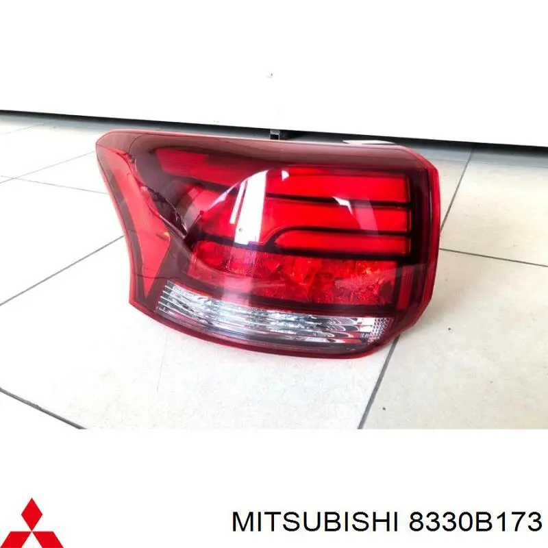 8330B173 Mitsubishi Lampa zespolona tylna lewa zewnętrzna