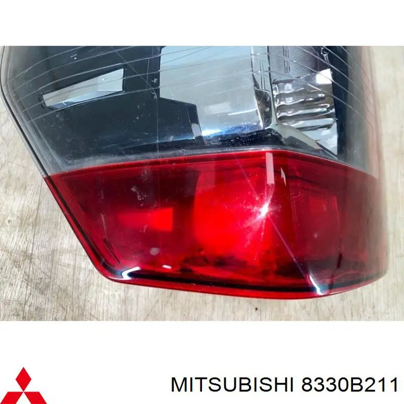 Lampa zespolona tylna lewa Mitsubishi 8330B211 cena, od 205,82 USD