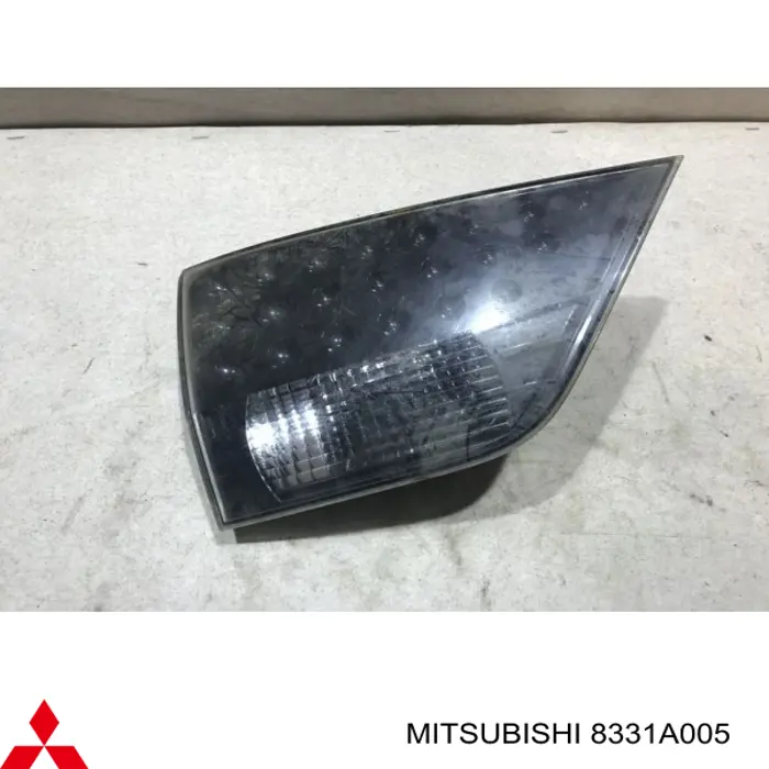 8331A005 Mitsubishi Lampa zespolona tylna lewa wewnętrzna